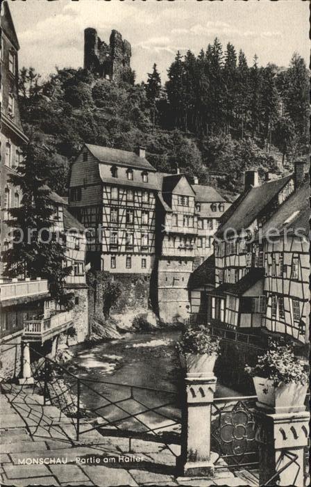 Monschau Montjoie NRW Rotes Haus mit Rur und Burgruine Haller