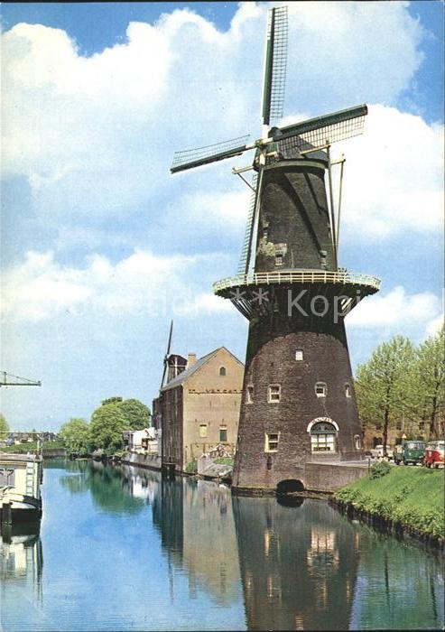 Schiedam Windmuehle am Kanal
