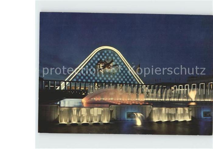 Bruxelles Bruessel Grosser Palast und Springbrunnen bei Nacht