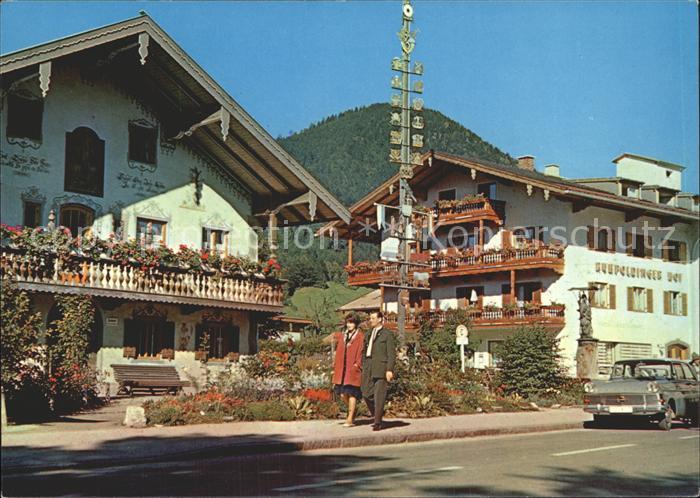 Ruhpolding Bayern Dorfplatz mit Maibaum