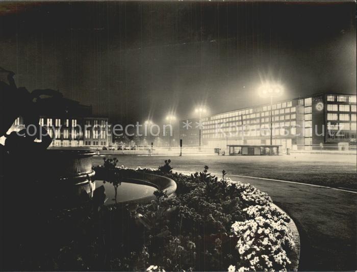 LEIPZIG Sachsen Hauptpostamt am Karl Marx Platz Brunnen Messestadt Nachtaufnahme