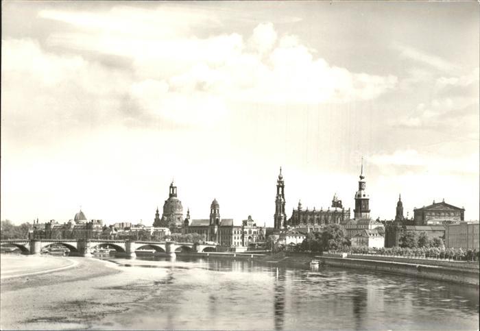 DRESDEN Elbe Altstaedter Elbufer von der Marienbruecke