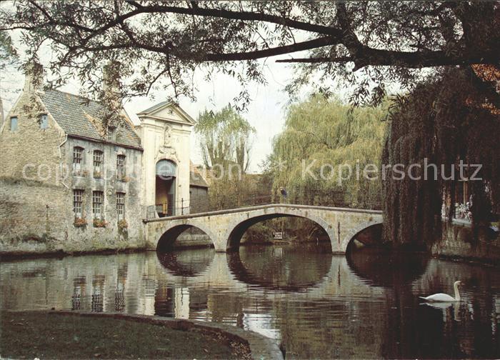 BRUGGE Bruges Belgie Pont du Beguinage Beginenhofbruecke Schwan
