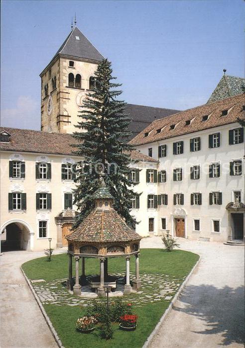 Neustift Brixen Suedtirol Augustiner Chorherrenstift Innenhof Wunderbrunnen