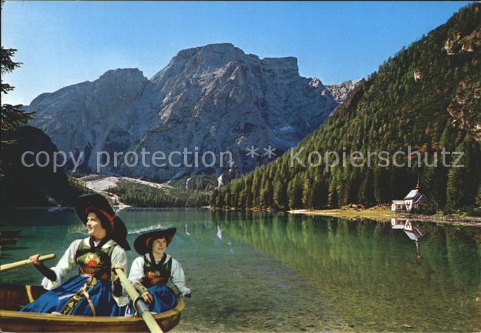 Pragser Wildsee mit Frauen in Tracht