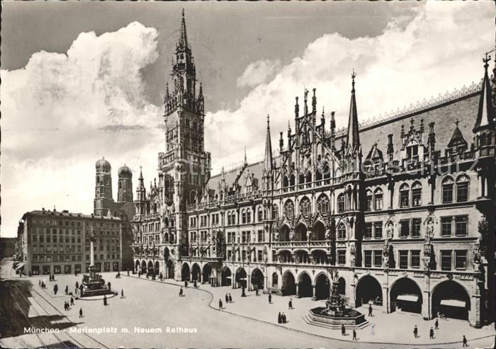 Muenchen Bayern Marienplatz mit neuem Rathaus