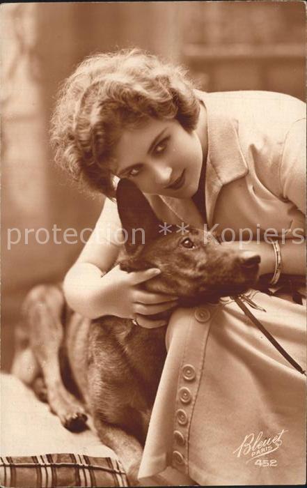 Foto Bleuet Paris Nr. 452 Frau Hund