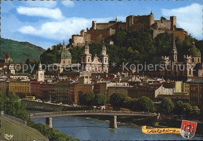 Salzburg Oesterreich Altstadt mit Salzach und Hohensalzburg