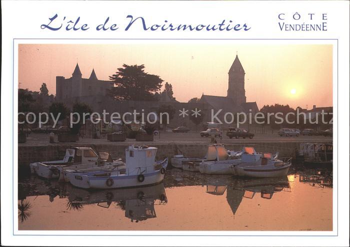 Nantes Loire Atlantique Sonnenuntergang ueber dem Schloss und der Kirche