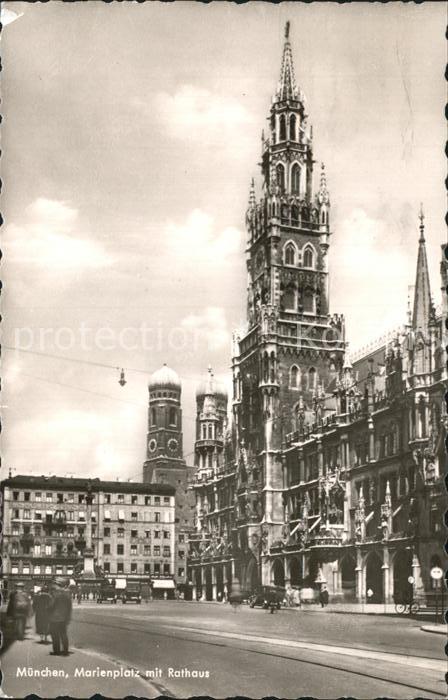 Muenchen Bayern Marienplatz mit Rathaus