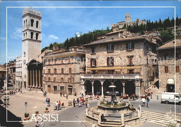 Assisi Umbria Piazza del Comune Fontana Gemeindeplatz Brunnen
