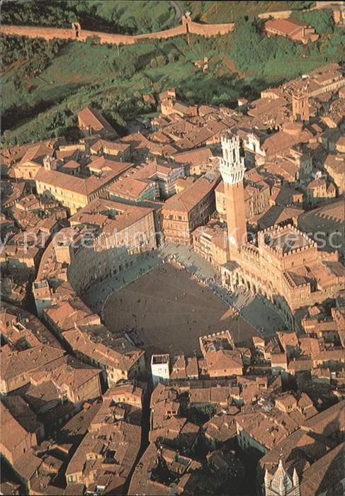 Siena Piazza del Campo e Palazzo Comunale veduta aerea