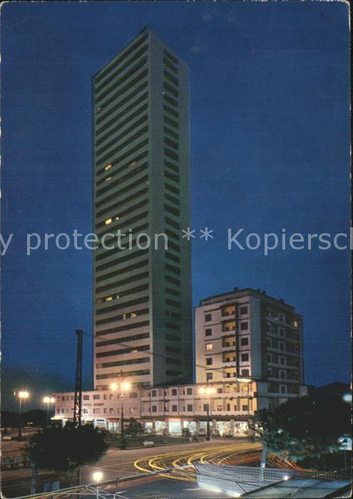 Cesenatico Grattacielo notturne Wolkenkratzer Nachtaufnahme