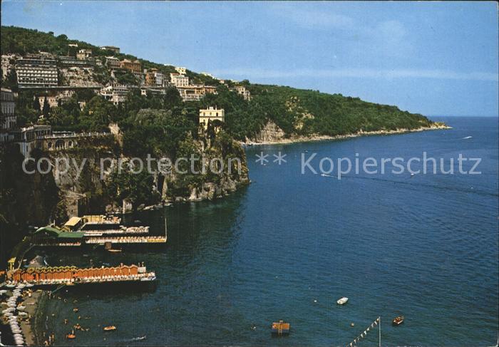 Sorrento Campania Stabilimenti balneari Badestrand Kueste