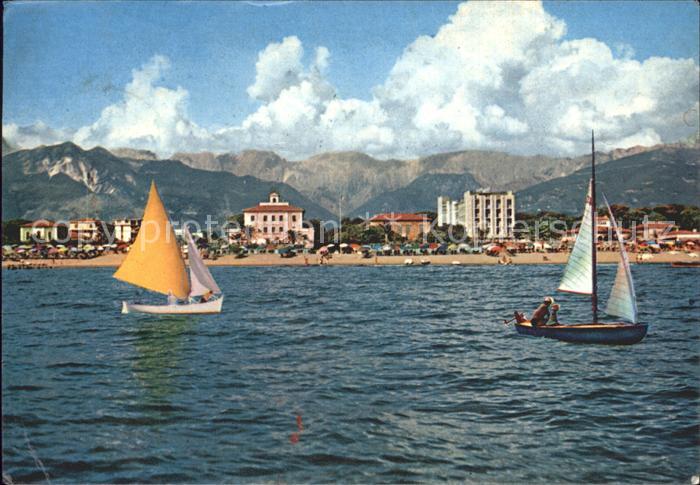 Marina di Massa Veduta dal mare Blick vom Meer Segelboot Strand