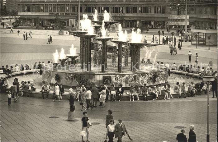 BERLIN  CITY Brunnen am Alexanderplatz Hauptstadt der DDR