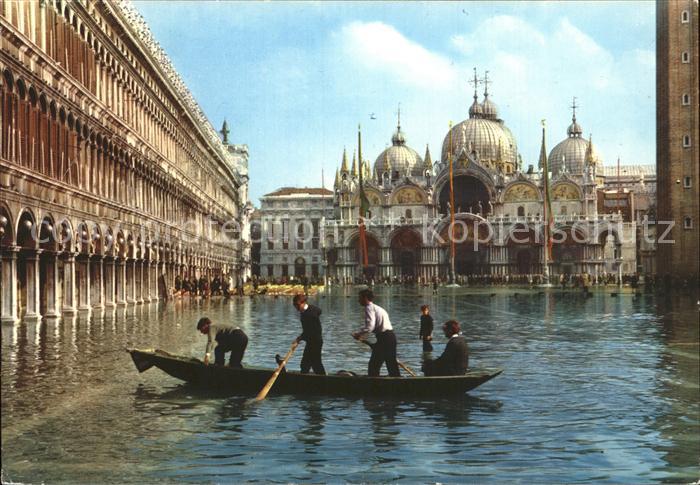 Venezia Venedig Alta maerea Piazzo San Marco Markusplatz bei Hochwasser