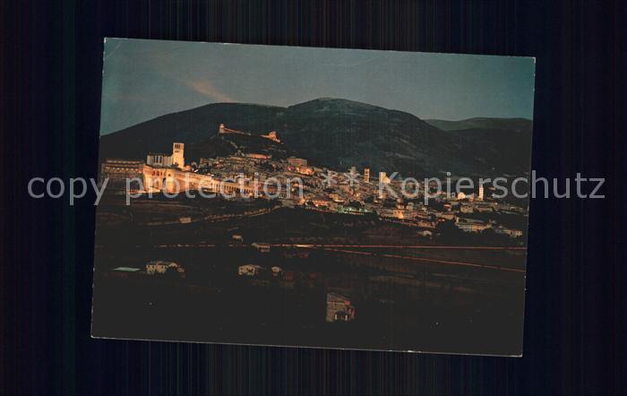 Assisi Umbria Suggestivo notturno della citte durante una fiaccolato