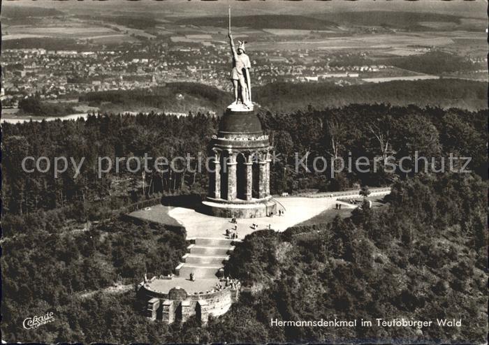 Hermannsdenkmal im Teutoburger Wald Fliegeraufnahme