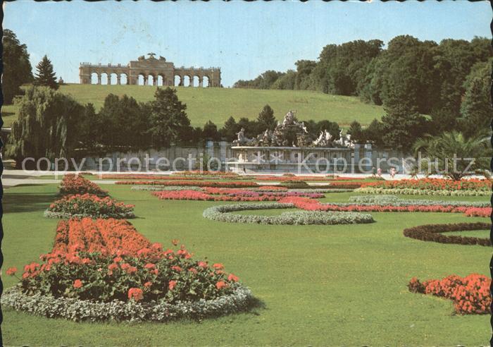 Wien Schoenbrunn Parkanlage mit Gloriette und Neptunbrunnen