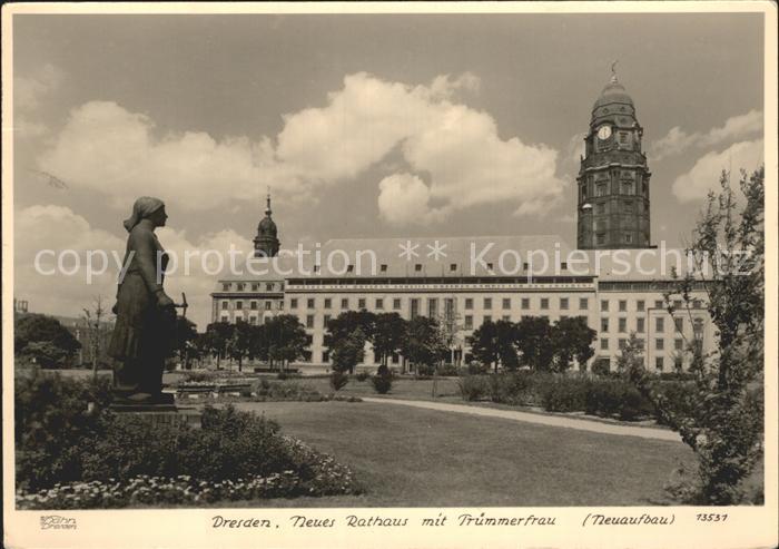 DRESDEN Elbe Neues Rathaus mit Denkmal der Truemmerfrau