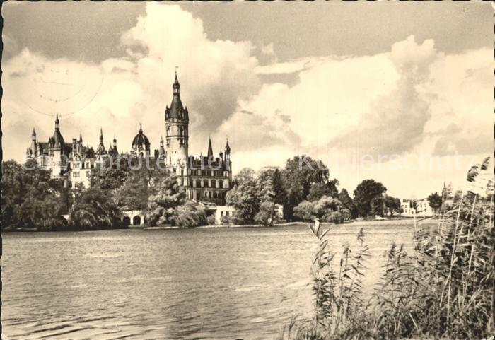Schwerin Mecklenburg Schloss vom See aus gesehen