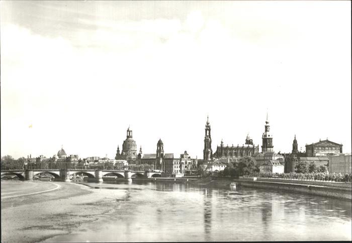DRESDEN Elbe Altstaedter Elbufer von der Marienbruecke vor der Zerstoerung 1945