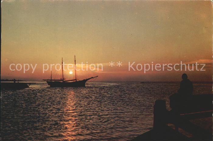 Segelschiffe Coucher de Soleil sur la Mer