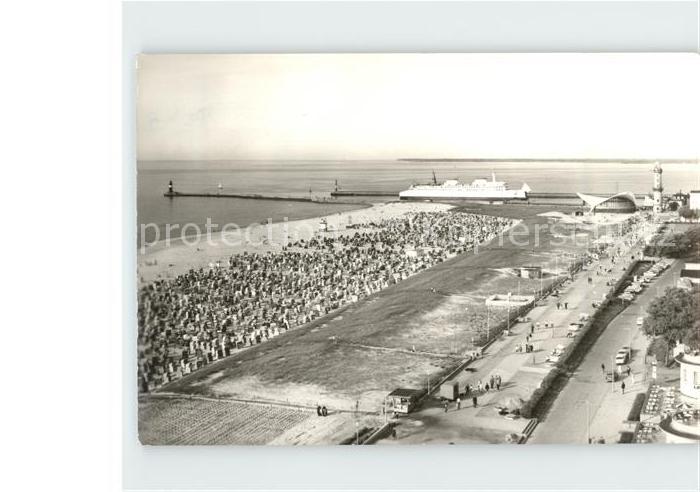 Warnemuende Ostseebad Blick vom Hotel Neptun auf Strand und Leuchtturm