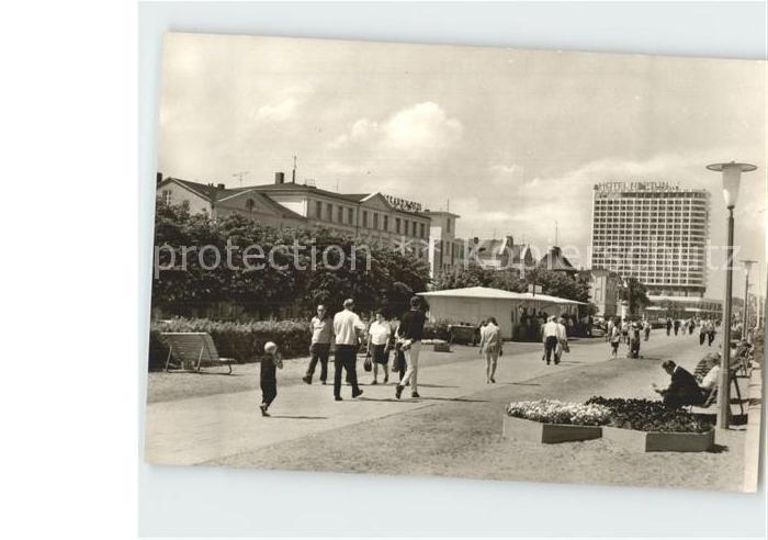 Warnemuende Ostseebad Strandpromenade mit Hotel Neptun