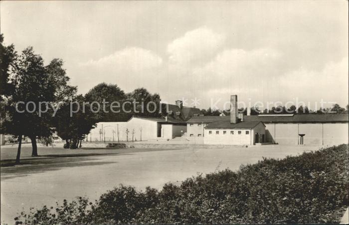 Ravensbrueck Blick vom Reihengrab ueber Feierplatz auf Erschiessungsgang Zellenb