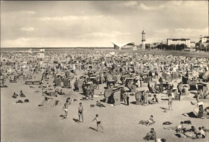Rostock-Warnemuende Strand mit Teepott und Leuchtturm