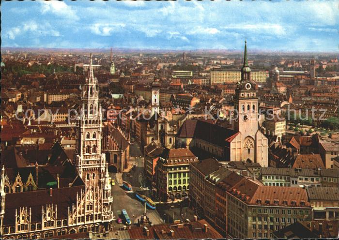 Muenchen Bayern Blick von der Frauenkirche Rathaus St. Peter