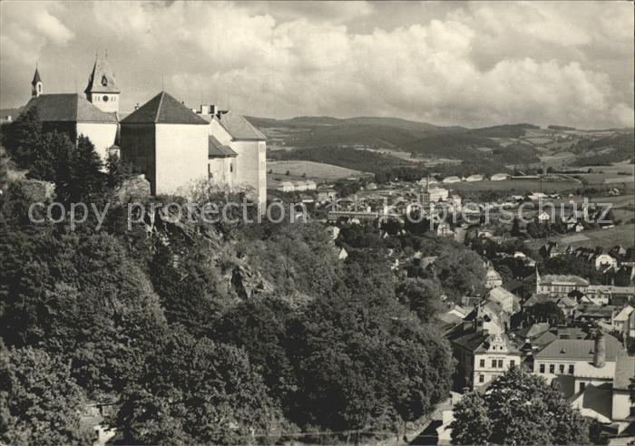 Vimperk V udoli ricky Velynky nad niz se na skalnim ostrohu tyci stary zamek