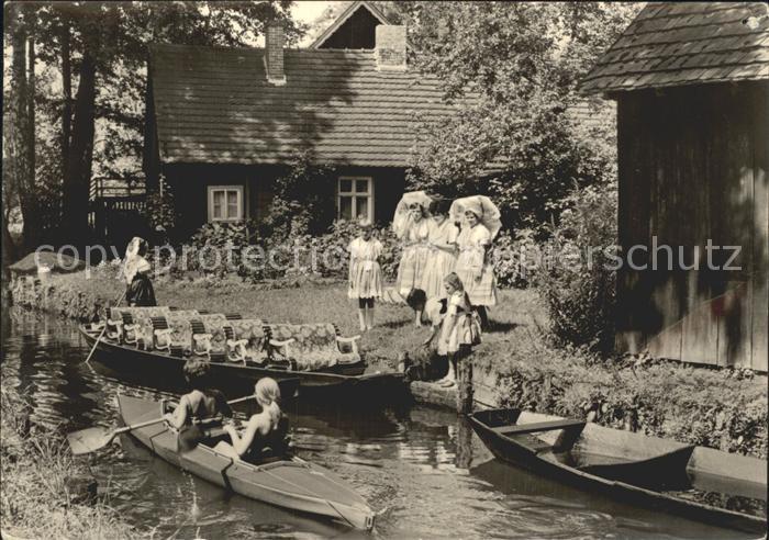 Spreewald Bootspartie Trachtenmaedchen