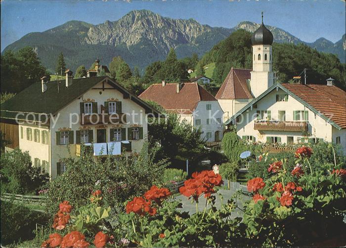 Kochel See Ortspartie an der Kirche gegen Herzogstand Heimgarten Bayerische Vora