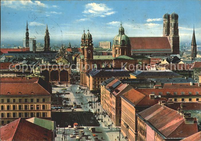 Muenchen Bayern Ludwigstrasse mit Blick auf Zentrum Rathaus Frauenkirche