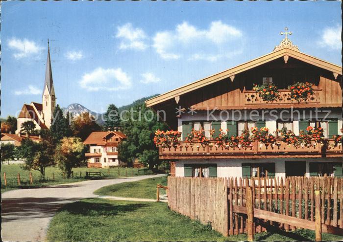 Bad Wiessee Ortspartie an der Kirche mit Kampen Bayerische Voralpen