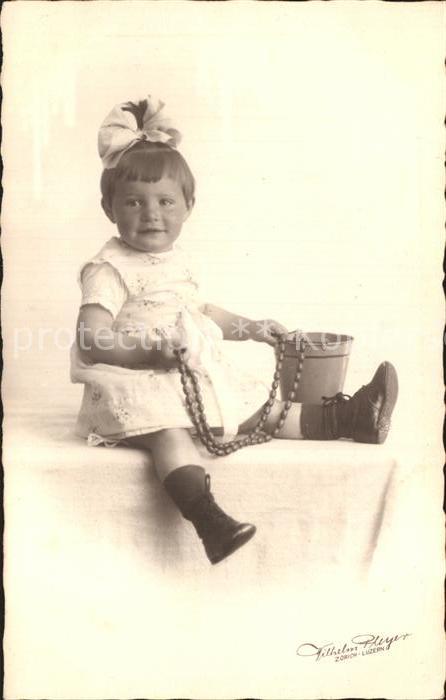 Kinder Child Enfants Eimer Kette Foto-Wilhelm-Pleyer-Zuerich-Luzern