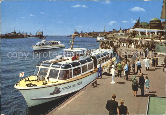 HAMBURG  CITY Sankt Pauli Landungsbruecken mit Personenschiff Plischund Plum