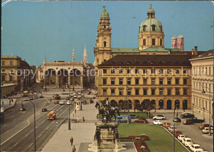 Muenchen Bayern Odeonsplatz Feldherrnhalle Theatinerkirche