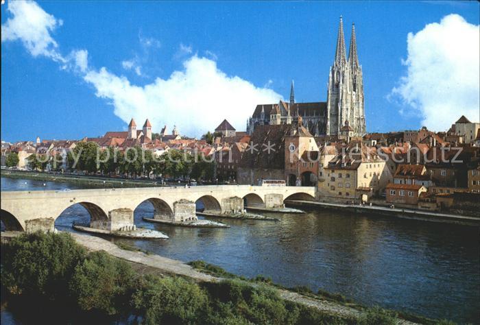 REGENSBURG Bayern Donau Steinerne Bruecke mit Dom St Peter