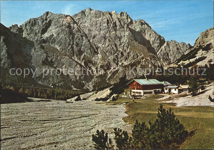Wimbachgriess Huette mit Hochkalter Massiv Berchtesgadener Alpen