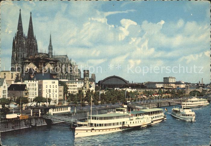 Koeln Rhein Rhein und Dom mit Anlegestelle