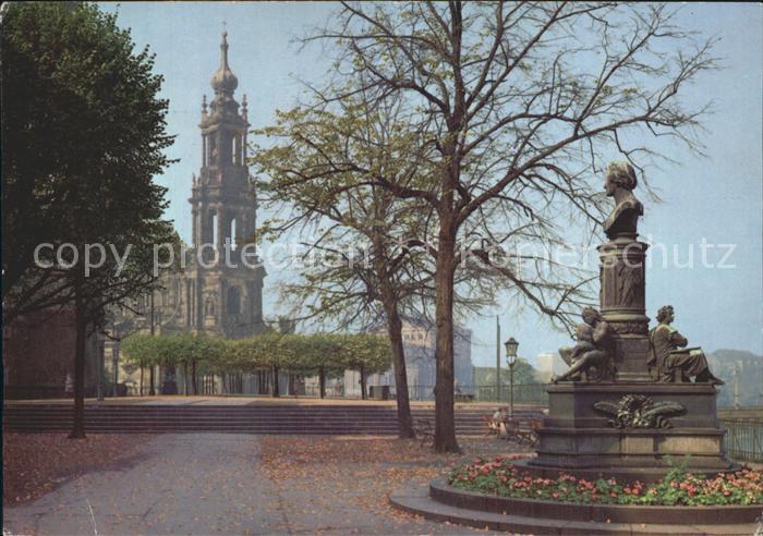 DRESDEN Elbe Bruehlsche Terrasse mit Hofkirche