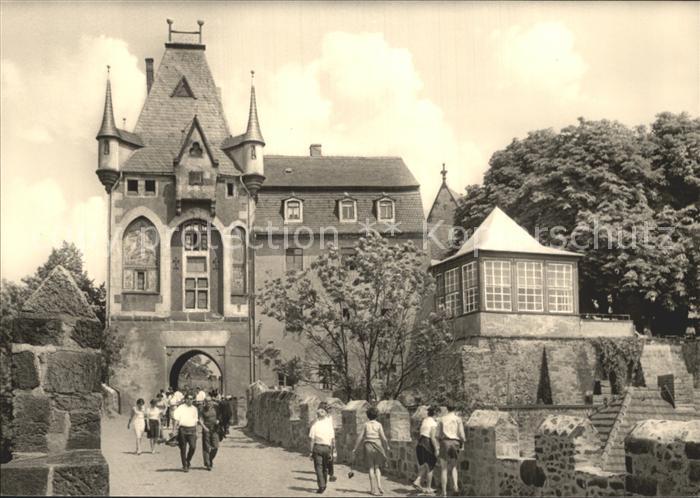 Meissen Elbe Sachsen Blick von Schlossbruecke zum Burgtor