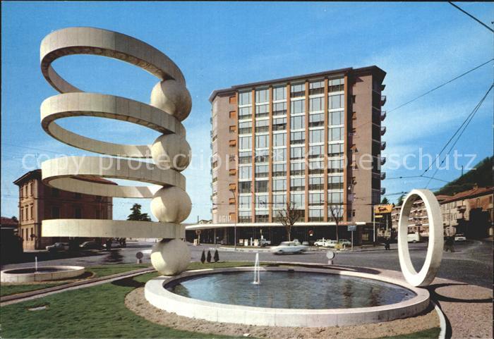 Como Lago di Como la piazza e la sua bella fontana der Platz und der schoenen Br
