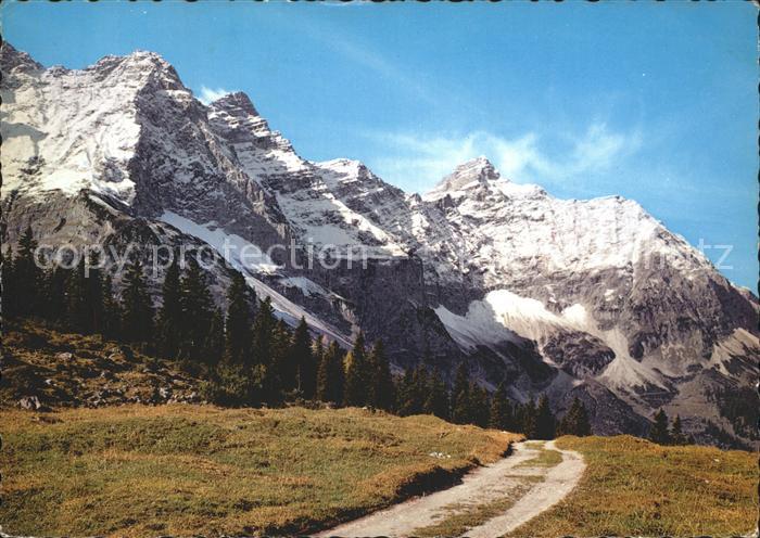 Karwendel Weg zur Falkenhuette und Ladizalm gegen Rauhkar und Kaltwasserkarspitz
