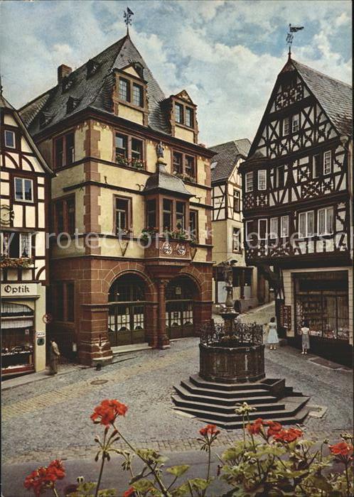 BERNKASTEL-KUES Berncastel Rheinland-Pfalz Rathaus Fachwerkhaeuser Brunnen Altst