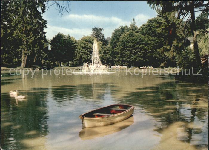 Bad Schwalbach Schwanenteich im Kurpark Fontaene Boot